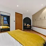 Spacious 2 Bed Urban Jungle Flat, Central London