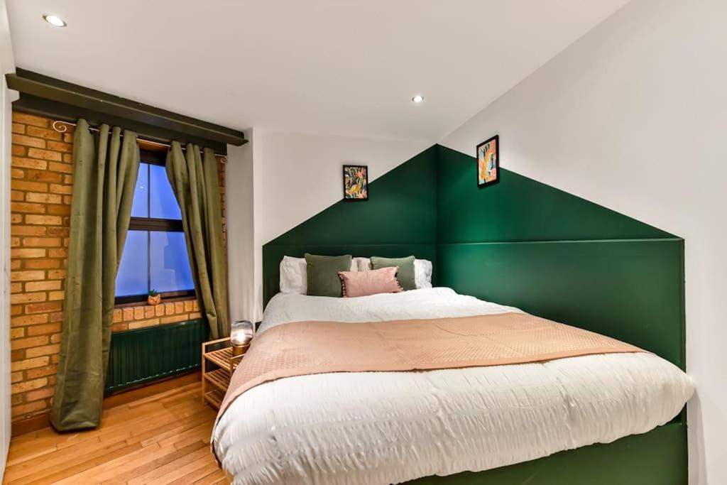 Spacious 2 Bed Urban Jungle Flat, Central